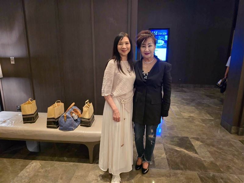 小百合 - 周玥綺（左）與王復蓉合影。（圖／翻攝自小百合臉書）