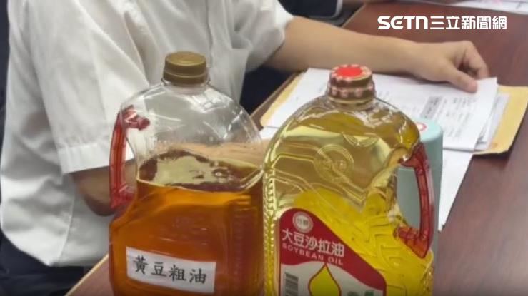 台糖副總經理蔡東霖5日進到立院桌上擺著粗油和沙拉油