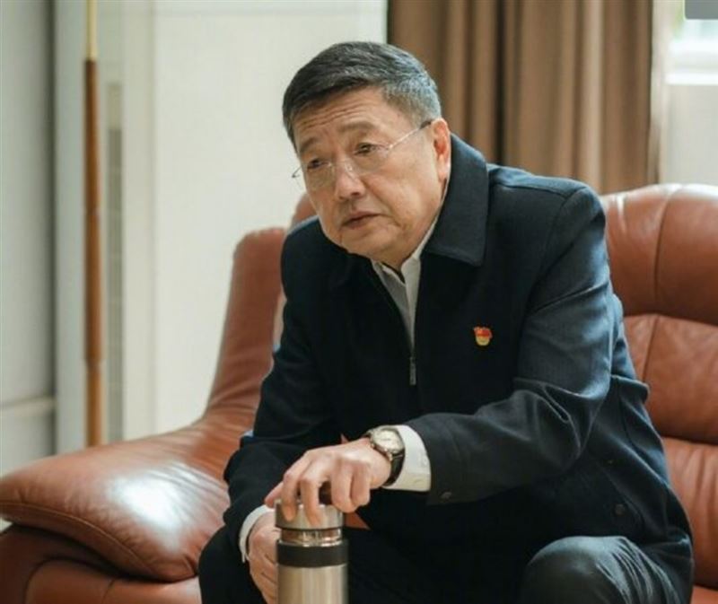 秦焰在《狂飆》中飾演何黎明,老謀深算令人印象深刻。(圖/翻攝自微博)