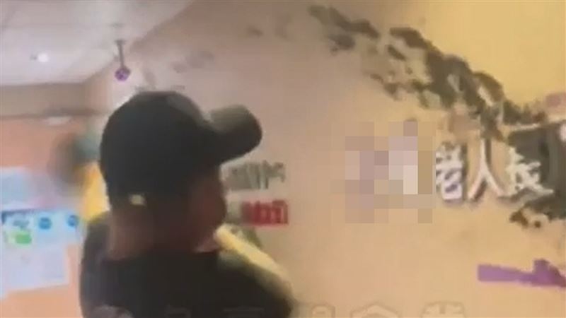 黑衣人潑漆。(圖/翻攝自黑色豪門企業)