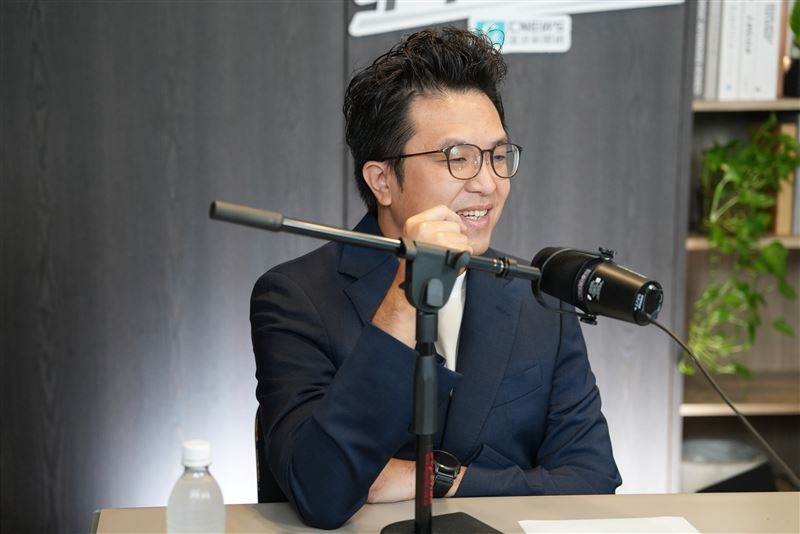 民進黨台北市長參選人沈伯洋今(10)日中午接受主持人黃光芹《CNEWS匯流新聞網》政論節目《中午來開匯》專訪。(《CNEWS匯流新聞網》政論節目《中午來開匯》提供)