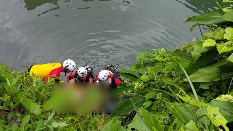 搜救人員今天下午在一處深潭發現陳男遺體。(圖/翻攝畫面)