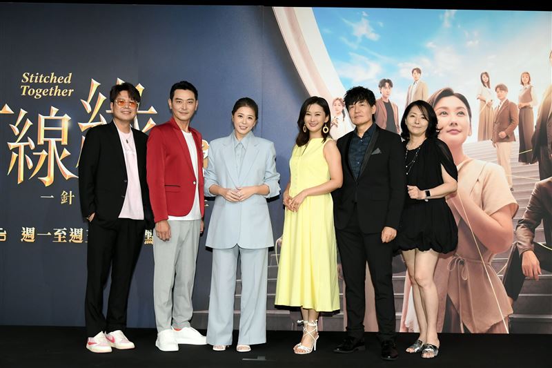 （左起）李易、陳冠霖、李燕、陳珮騏、霍正奇、張靜懿出席《針線緣》首映記者會。（圖／三立提供）