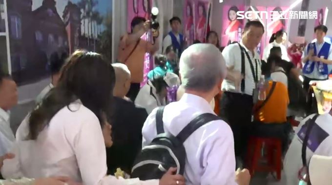 應佳妤以無黨籍身分代母出征,應曉薇攙扶國民黨籍前衛生署長楊志良到場力挺(圖/翻攝畫面)