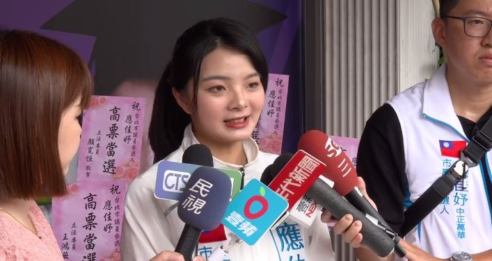 應佳妤以無黨籍身分代母出征,今天競總成立,多名藍營人士送上花籃(圖/翻攝畫面)