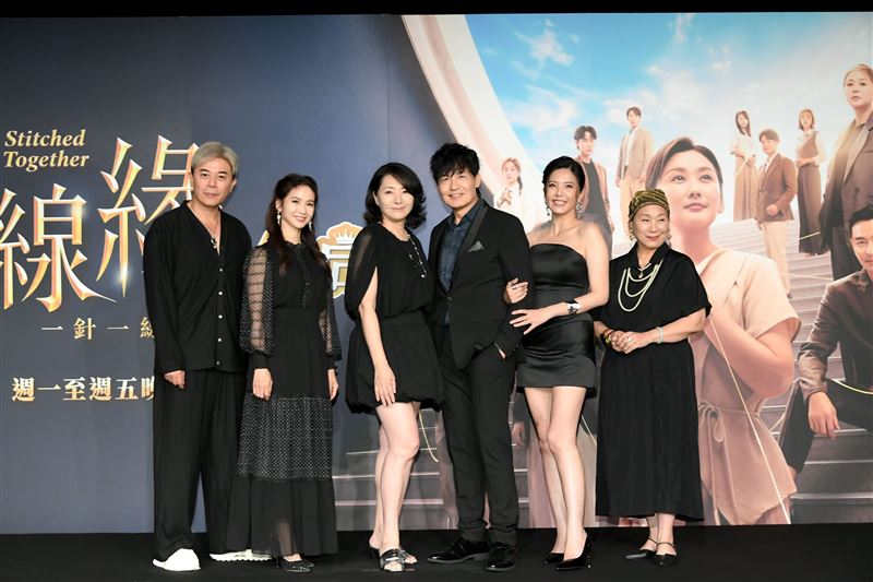 （左起）馬佑興、陳小菁、張靜懿、霍正奇、葉華、洪瑞霞出席《針線緣》首映記者會。（圖／三立提供）