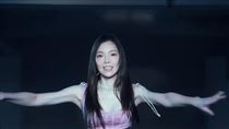 曾馨瑩挖空戰袍洩曲線　90秒片掀千人朝聖