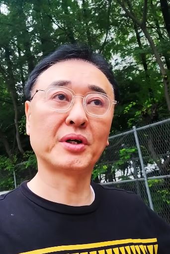 權英燦因涉嫌名譽毀損被移送檢方偵辦,但未對其進行拘留。(圖/翻攝自권영찬TV)