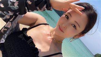 麻衣伴兒出國念書　現蹤海灘解放中空辣照