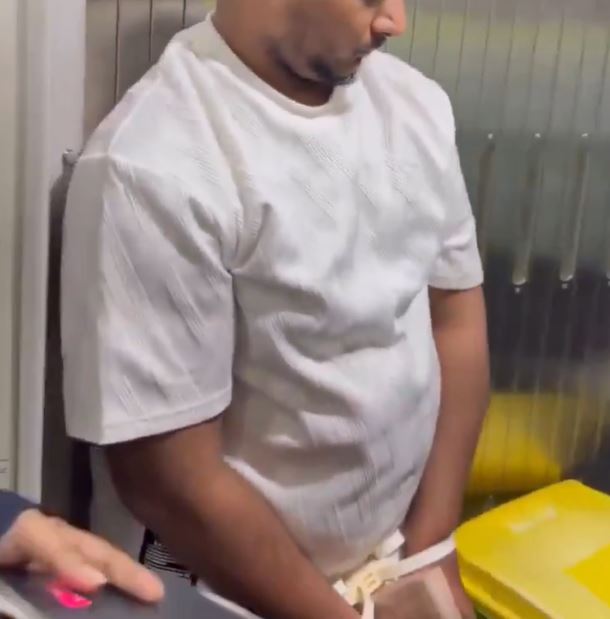 男子表示自己搭機準備回印度看剛出生的孩子,在飛機上突然產生輕生念頭。(圖/翻攝自X平台@MeghUpdates)