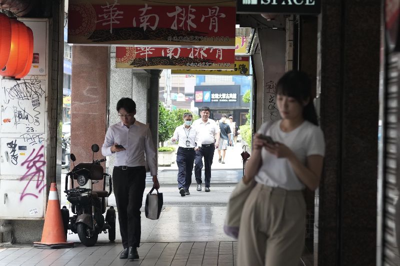 主計總處公布薪資統計,今年上半年有7成受僱員工領不到平均薪資水準。(圖/中央社)