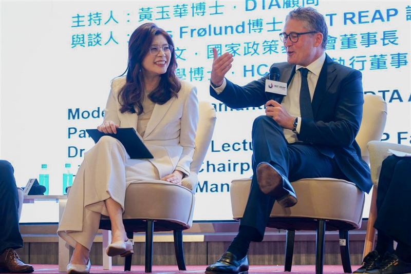 鄭麗文參加花蓮縣政府與MIT REAP舉辦「2026創新論壇」的「建構AI健康與深科技創新創業生態系:跨境合作、公共政策與創業者支持」座談(圖/國民黨提供)
