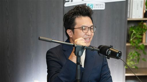 民進黨台北市長參選人沈伯洋今（10）日中午接受主持人黃光芹《CNEWS匯流新聞網》政論節目《中午來開匯》專訪。(《CNEWS匯流新聞網》政論節目《中午來開匯》提供)