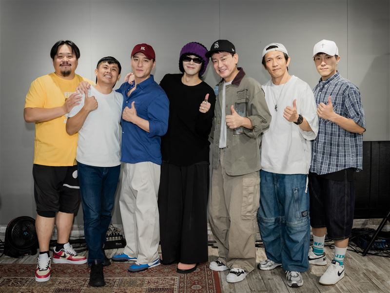 吳震亞（左起）、張再興、鄭人碩、麋先生聖皓、王識賢、黃尚禾、唐振剛出席角頭唱演會練團彩排。（圖／曼尼娛樂提供）