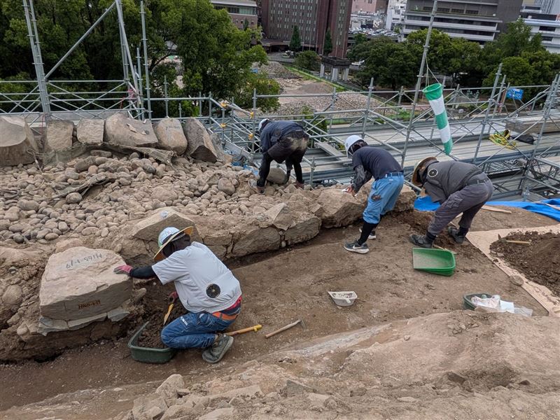 熊本城檢測無虞8/13重啟開放,不過坍塌石牆仍持續施工中。(圖/翻攝熊本城X)
