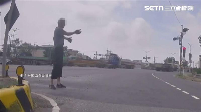 高雄馬路上,一位阿伯在指揮交通。(圖/翻攝自林園五四三臉書)