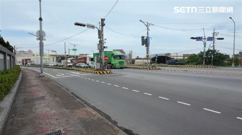 事發的路段車流量大,也不時有大車經過