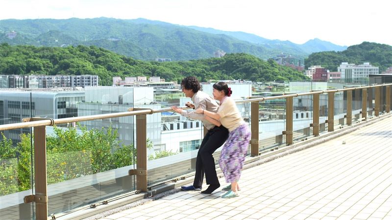 李運慶為了說服媽媽范瑞君，使出渾身解數洗腦媽媽。（圖／民視提供）