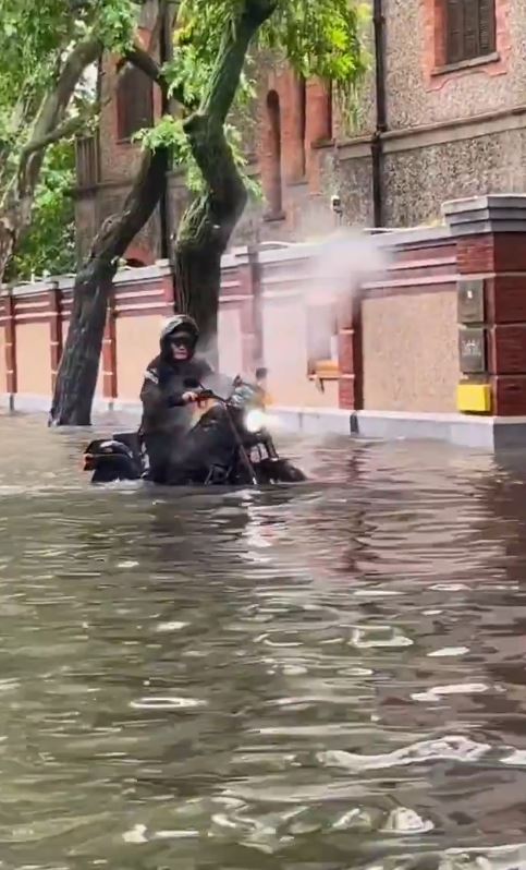 網友調侃上海開啟「大航海時代」了,這兩天的暴雨比台州還大。(圖/翻攝自X平台 @sputnik_jp)