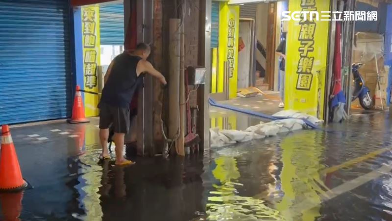 繼8日白海豚颱風侵襲後,今日基隆愛四路又發生淹水。(圖/翻攝畫面)