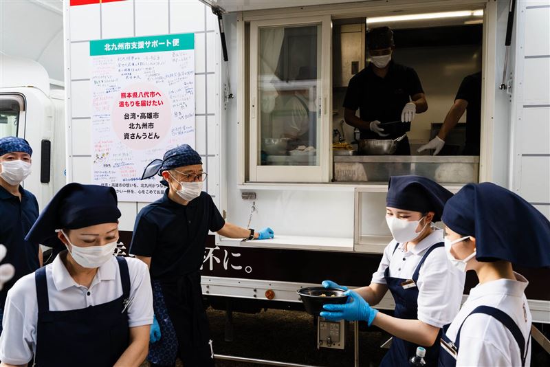 高雄、北九州再攜手援熊本 烏龍麵餐車前進災區送熱食。(圖/市府提供)