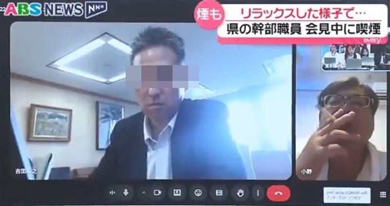 採訪過程中，這名官員（右）的穿著與舉止卻引發議論。當時他身穿類似浴袍、睡衣的服裝，胸口明顯敞開，並且在鏡頭前點菸抽菸。（翻攝自ABS news）