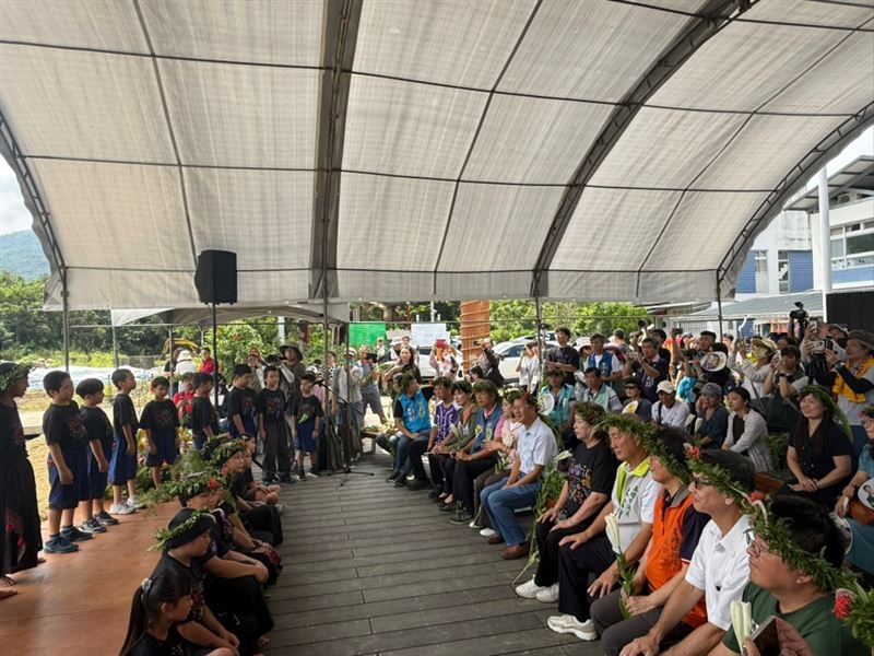 日光小林村民以大武壠族傳統歌謠,開啟重要且充滿祝福的一天。(圖/翻攝畫面)