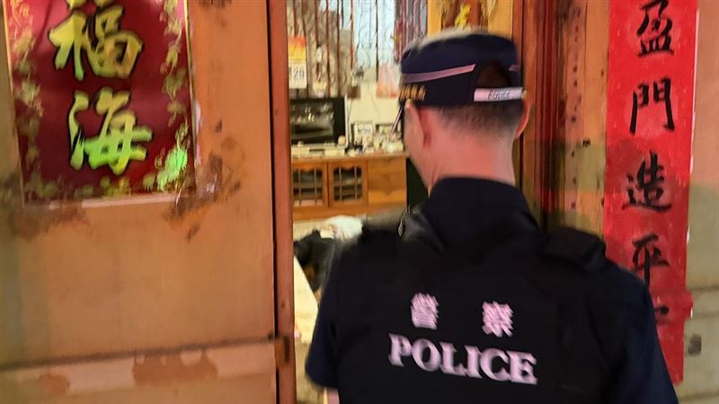 金門一戶民宅傳出惡臭，警消據報派員到場。（金門縣消防局提供）