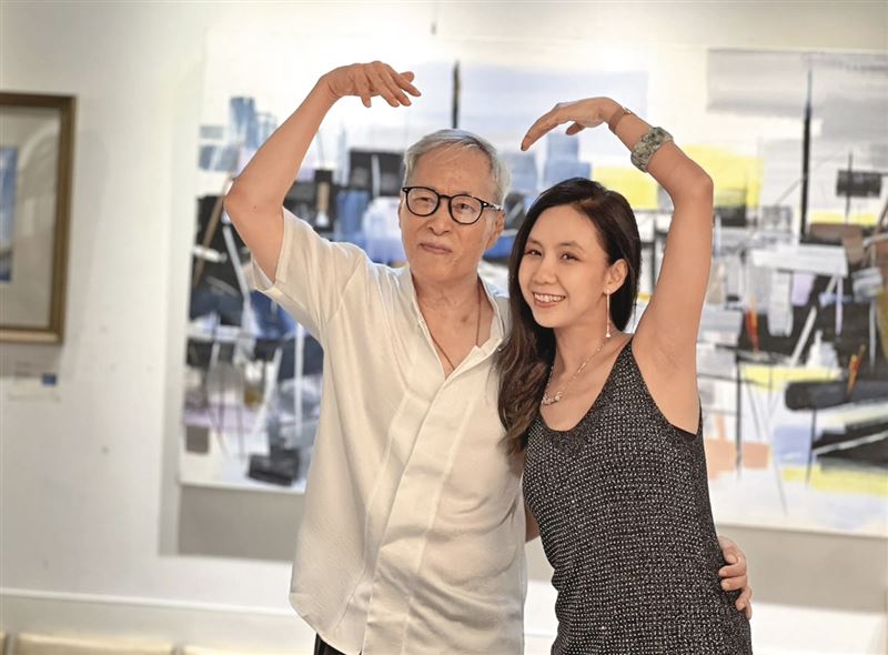 姜厚任(左)和小他24歲的女友童芯(右)現身受訪,但本名陳苡孋的她諸多背景受到質疑