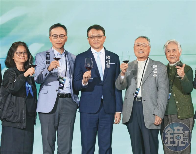 高樹國位居要職,合照時站在宏碁董事長陳俊聖、創辦人施振榮旁邊