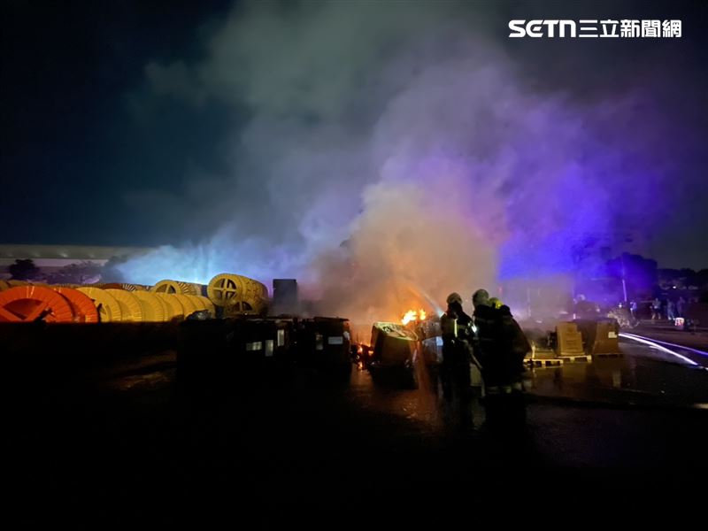 高雄知名電纜大廠深夜驚傳火警!廢紙箱、廢電纜、塑膠物竄煙起火,警消獲報到場撲滅。(圖/翻攝畫面)