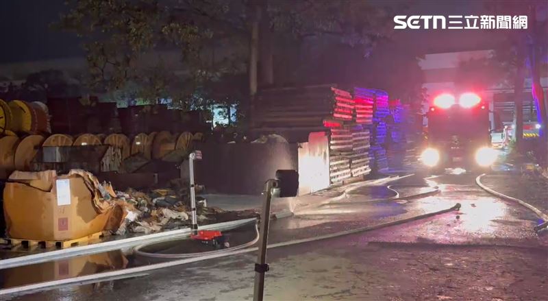 高雄知名電纜大廠深夜驚傳火警!廢紙箱、廢電纜、塑膠物竄煙起火,警消獲報到場撲滅。(圖/翻攝畫面)