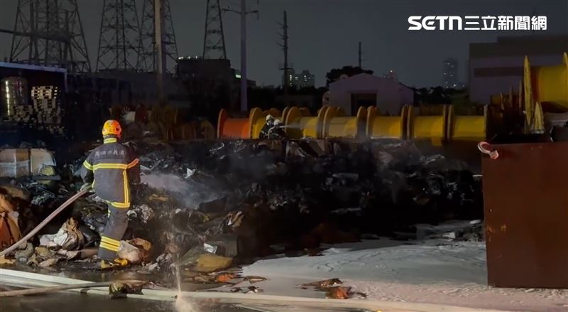 高雄知名電纜大廠深夜驚傳火警!廢紙箱、廢電纜、塑膠物竄煙起火,警消獲報到場撲滅。(圖/翻攝畫面)