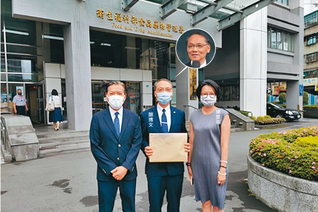 （鏡周刊的，勿再用）涉詐遭羈押的陳昱瑄（右）2021年曾陪同慈濟基金會執行長顏博文（中）赴衛福部。（慈濟基金會提供）