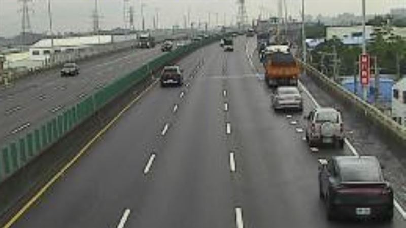 國道10號西向,高雄市仁武入口匝道今天(11日)上午一輛砂石車故障導致國道10號西向仁武入口匝道封閉管制。(圖/翻攝自高公局官網)