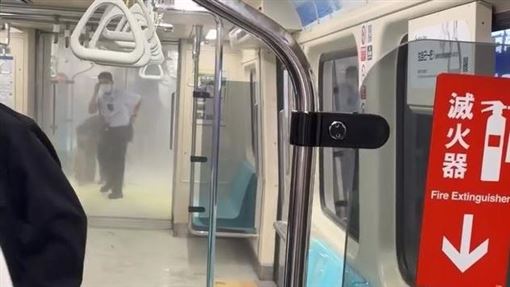新／北捷車廂行動電源起火　濃煙竄乘客逃