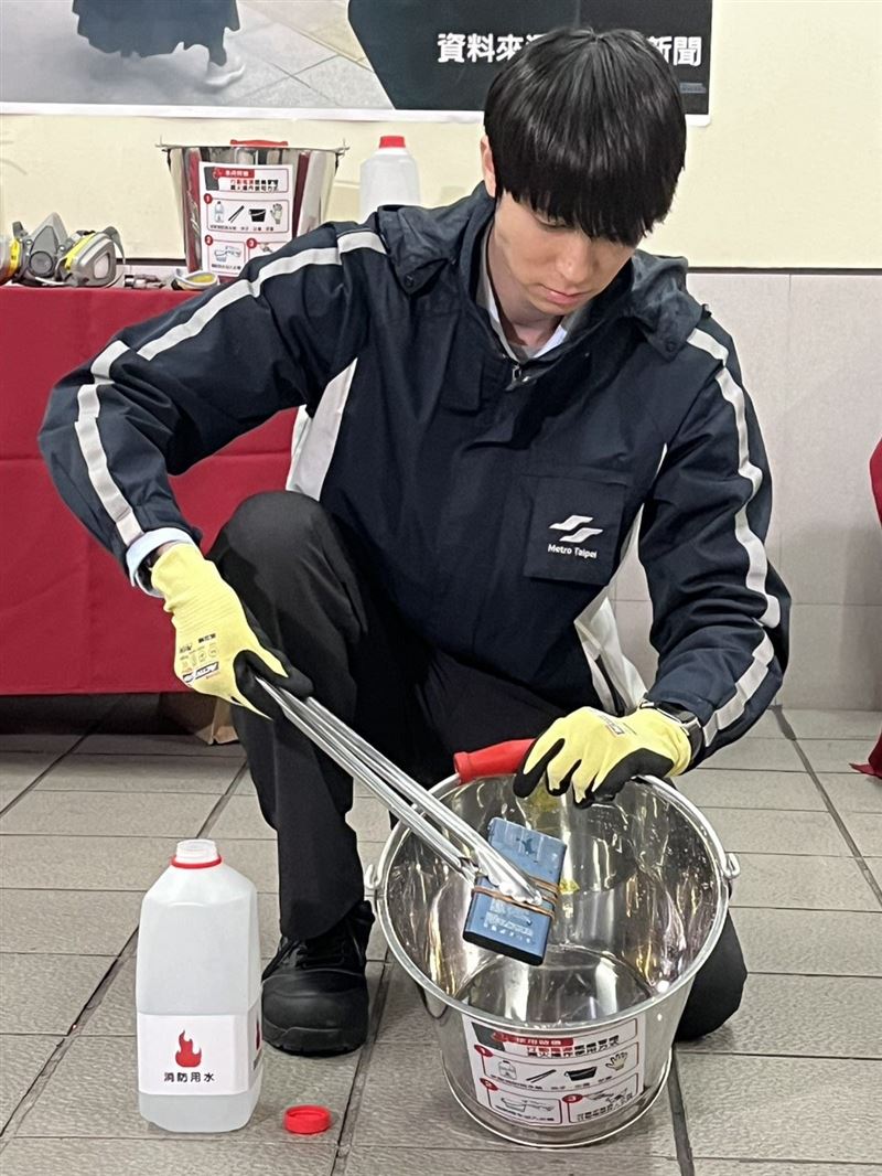 北捷日前曾分享目前已在全線車站配置鐵桶、夾子、耐熱手套及瓶裝水,一旦發生行動電源自燃、冒煙事件,將依消防單位建議進行緊急處置(圖/北捷提供)