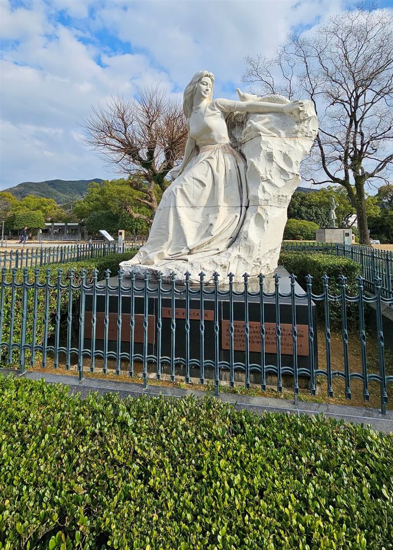 日本長崎和平公園裡, 1985 年由中日友好協會贈送的《乙女之像》。(圖/翻攝自蔡依橙的閱讀筆記臉書)