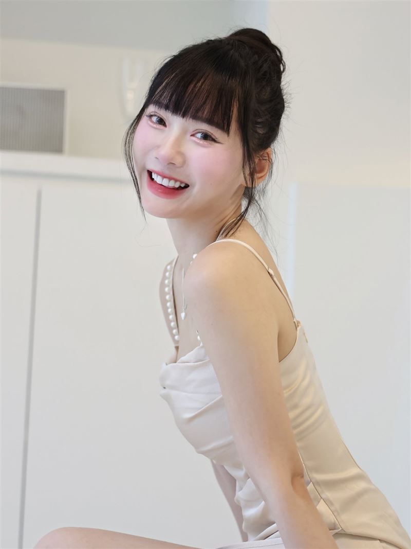 Queena（昆娜）赴韓國改造。（圖／翻攝自Queena臉書）