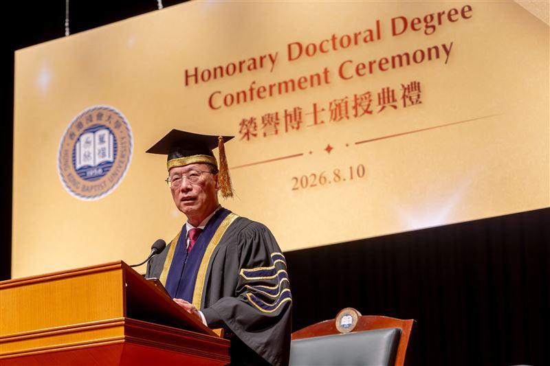 香港浸會大學校長衞炳江教授在典禮上狂讚劉德華。(圖/翻攝自IG @hkbaptistu)