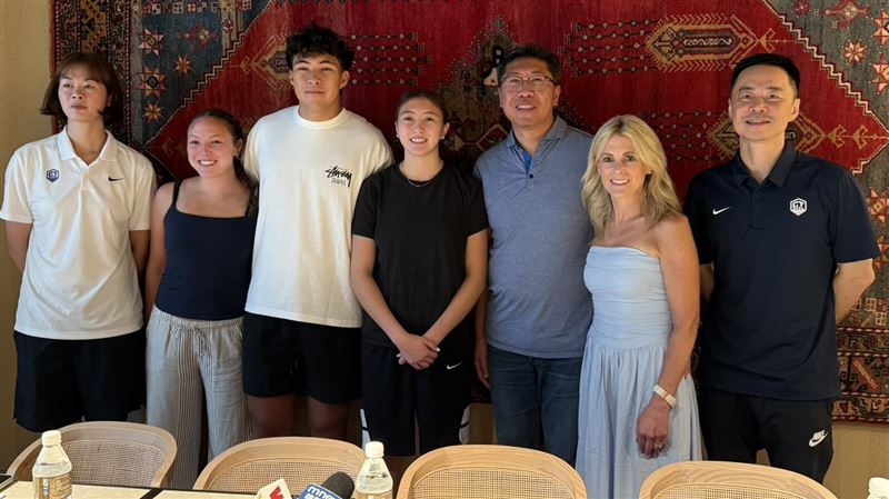 17歲台裔女籃新星張巧萱(中)與家人。(圖/記者倪芝蓉攝影)