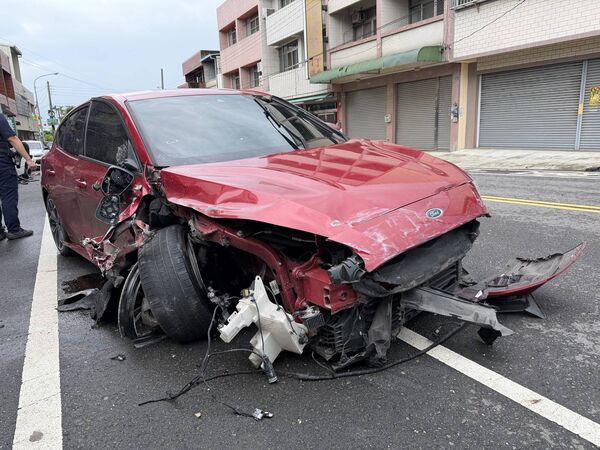紅色肇事車車頭幾乎全毀,駕駛被警方測出毒品反應。(圖/翻攝畫面)