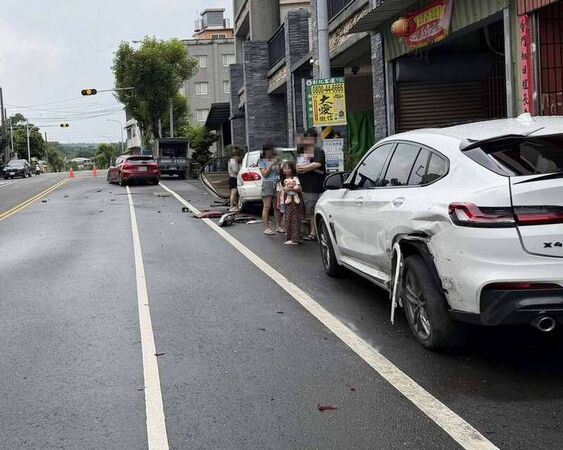 紅色肇事車輛連撞路旁2輛車。(圖/翻攝畫面)