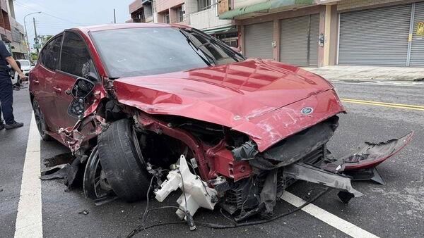 25歲男毒駕「飛撞」2車!父親節返家挨撞