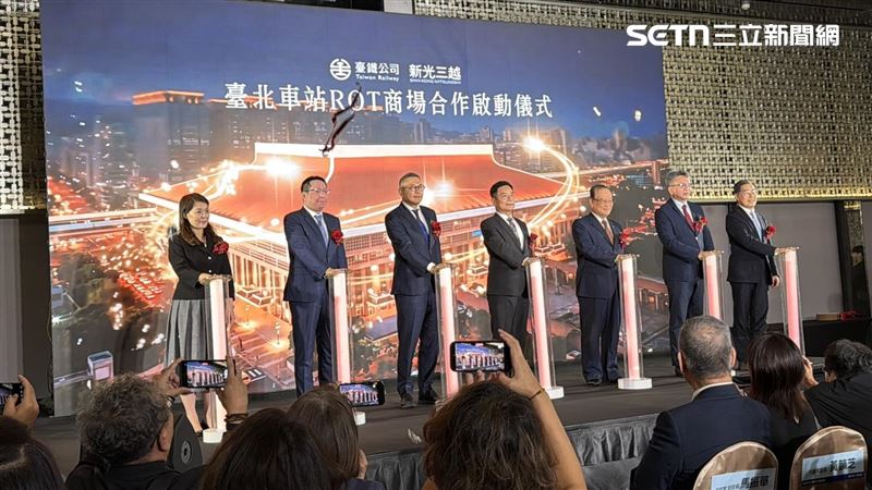 新光三越正是接手北車商場,今(11)日攜手臺鐵舉辦啟動儀式。(圖/記者賴俊佑攝影)