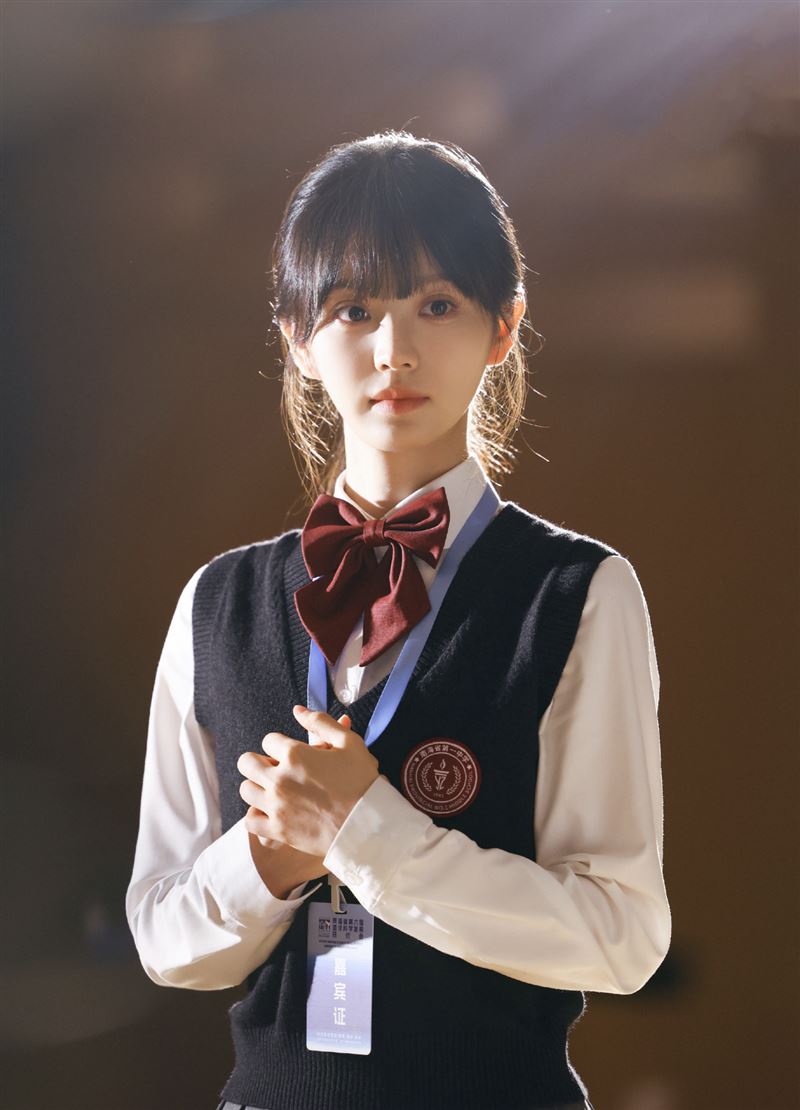 田曦薇最新作品同樣是妹妹頭瀏海。(圖/翻攝自微博)