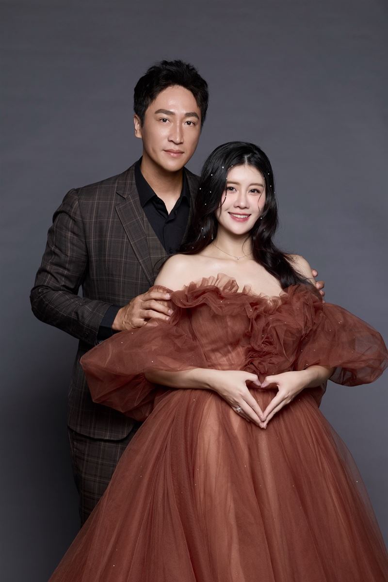 林真亦與老公捧著孕肚的婚紗照,並且比出愛心。(圖/翻攝自IG @zhenyi_yuna)