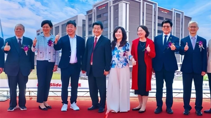 台灣首富換人當,林聰吉(左4)以高達167億美元(約新台幣 5,380 億元)的身價,超越國巨董事長陳泰銘,正是登上台灣首富寶座。。(翻攝自川湖官網)