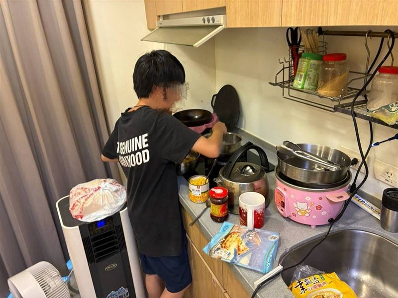 一碗泡麵祖孫吃!苦命阿嬤告親兒搶11歲孫監護權,愛孫說:「只要阿嬤在,我就有家。」這9個字讓阿嬤淚流滿面、逼哭全網。(圖/翻攝自《愛的延續》公益協會臉書)