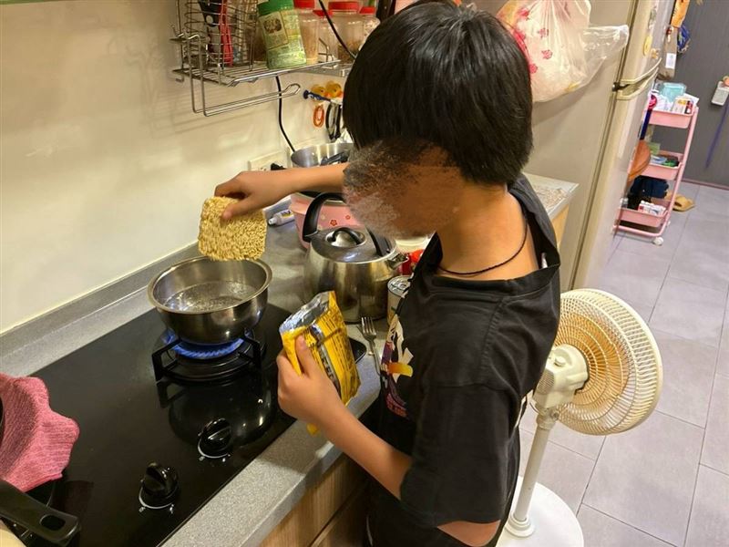 一碗泡麵祖孫吃!苦命阿嬤告親兒搶11歲孫監護權,愛孫說:「只要阿嬤在,我就有家。」這9個字讓阿嬤淚流滿面、逼哭全網。(圖/翻攝自《愛的延續》公益協會臉書)